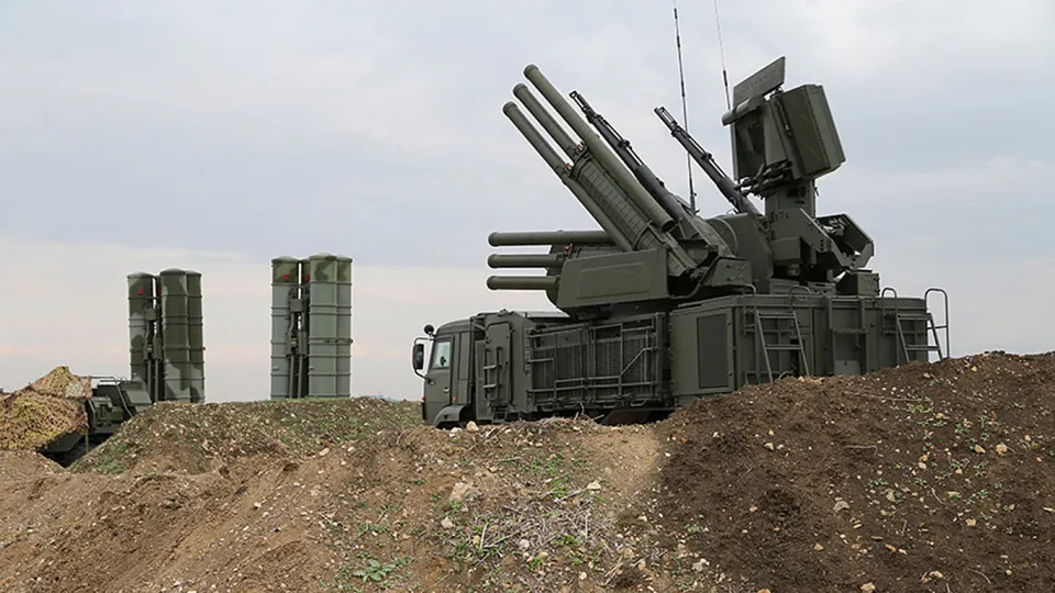 Российские военные используют новую систему радиоэлектронной борьбы, которая способна заглушать сигнал спутниковой связи Starlink на площади до 20 км². Описаны принцип работы комплекса, его применение и ответные меры.