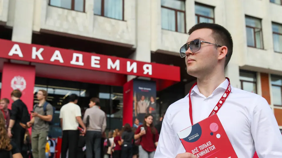 Московский филиал РАНХиГС и ряд других вузов распространяют предложения о годичной службе в добровольческих подразделениях по отражению атак беспилотников: обещают ежемесячные выплаты 200 тыс. руб., премии за сбитые БПЛА, обучение и социальные гарантии. Параллельно идёт масштабная кампания по набору студентов в войска БПЛА.