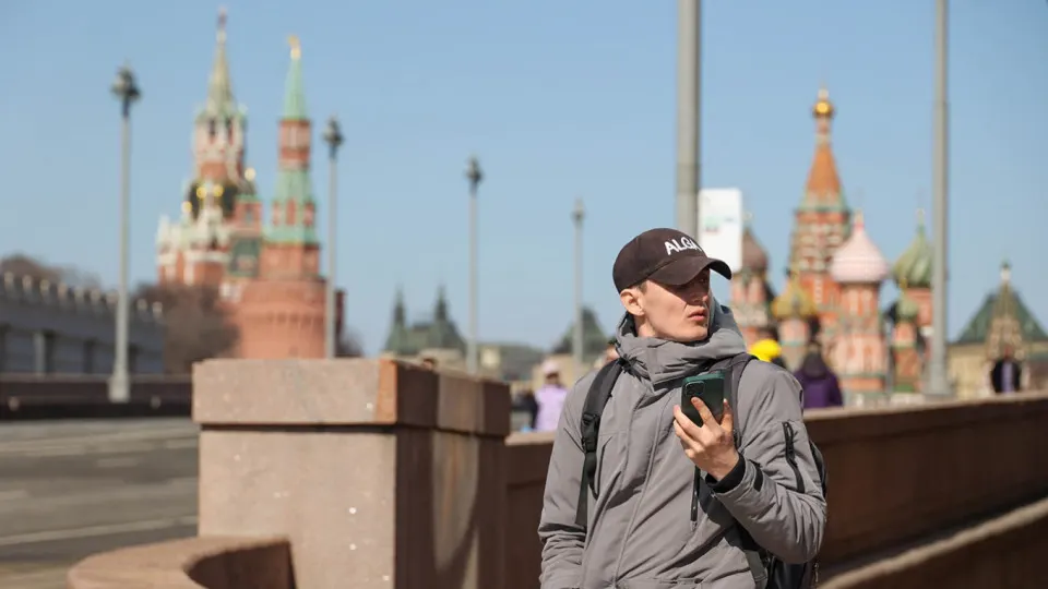 Операторы связи должны будут вносить IMEI абонентов в единую систему и в течение часа передавать данные о новых подключениях; запрещённые устройства планируют блокировать с 1 марта 2027 года.