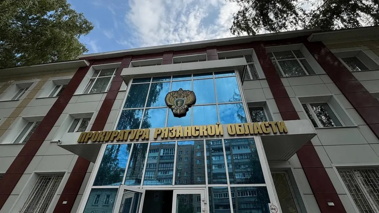 Суд признал временное проживание в общежитии непригодным и обязал предоставить семье благоустроенное жильё.