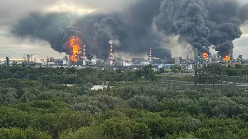 По данным осведомлённых источников, Украина наносит удары по нефтеперерабатывающим заводам и военным объектам в глубине России при поддержке разведданных из США; это усилило давление на российскую нефтепереработку и привело к дефициту топлива в ряде регионов.