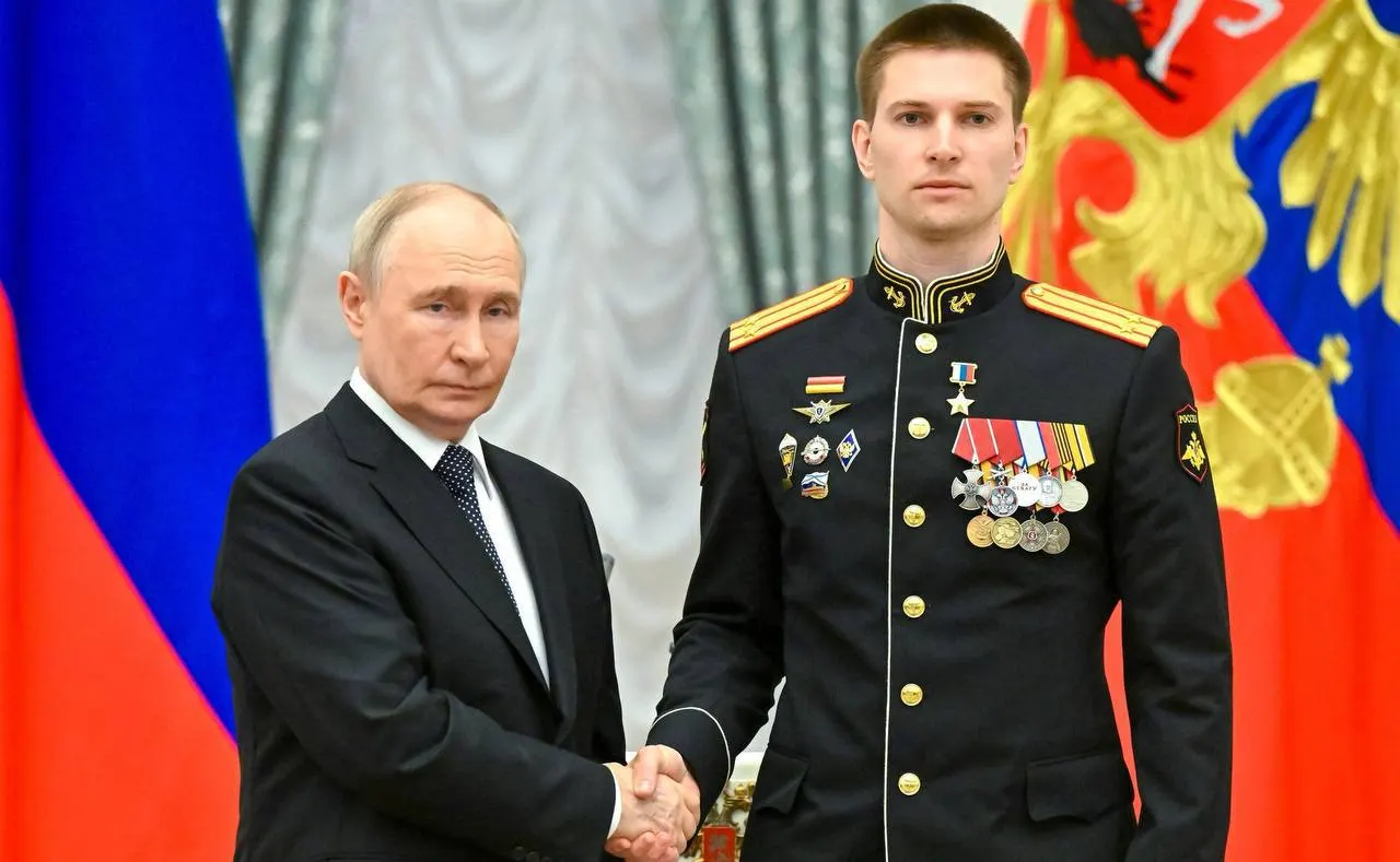 Президент лично наградил Берестовского в Кремле за мужество в ходе специальной военной операции: он дважды был ранен, уничтожил три «Леопард-2» и участвовал в освобождении более 40 населённых пунктов.
