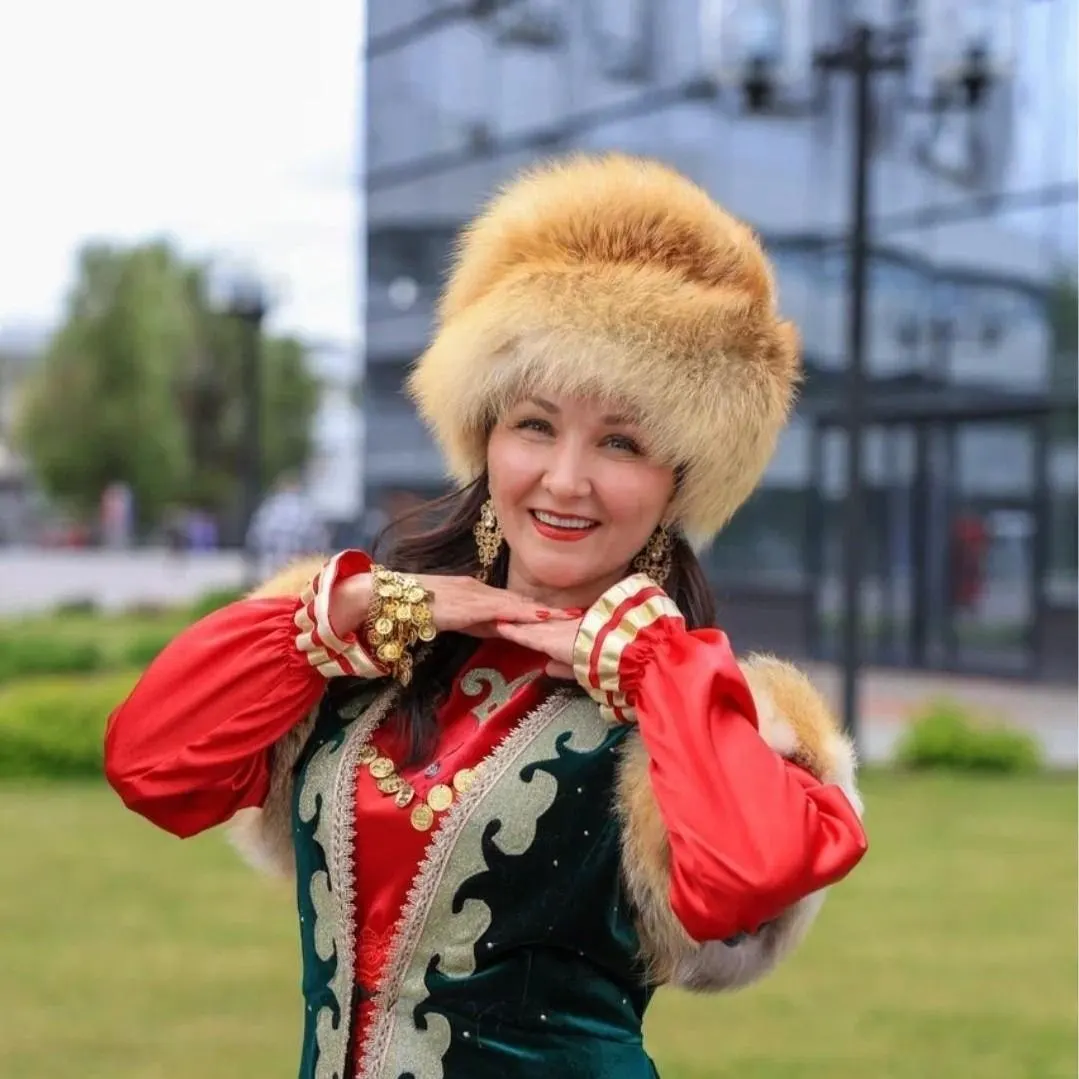 Диана Сайтчабарова, 50 лет, победила в конкурсе красоты и назвала полувековой рубеж «новыми 30». По её словам, после победы она ощутила прилив энергии, а внуки уже не удивляются её активному образу жизни.