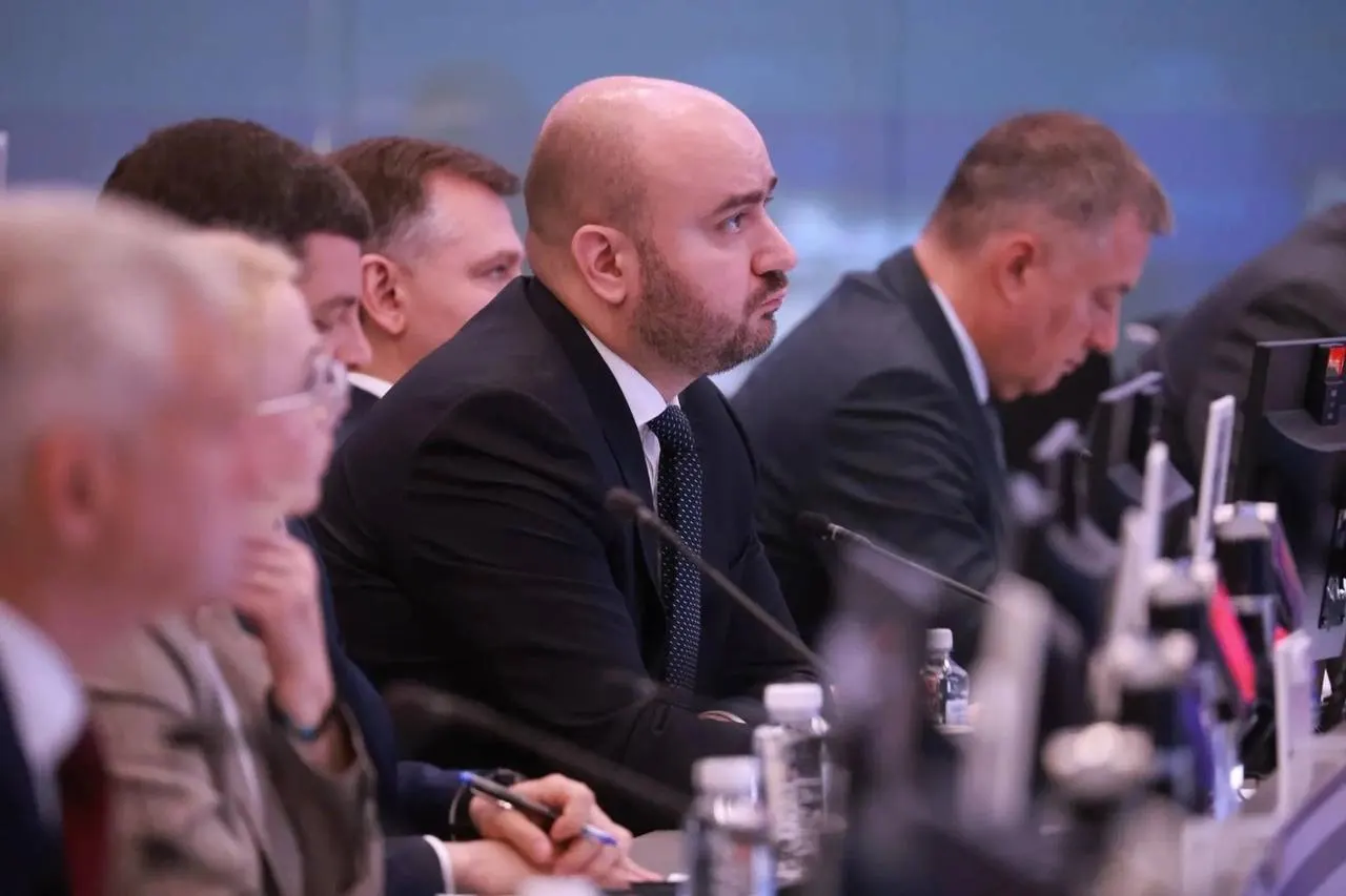 Во время встречи под руководством вице‑премьера обсуждали поставки бензина и дизеля, взаимодействие федерального центра, регионов и поставщиков, а также поручения по мониторингу цен и логистики.