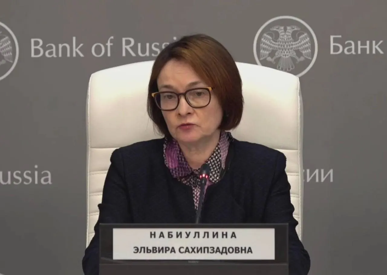 Глава Центробанка вернулась на пресс‑конференцию после простуды: подтвердила потерю голоса, поблагодарила тех, кто за неё переживал, и на встрече отказалась от привычных брошей — журналисты также заметили, что она выглядела более уставшей.