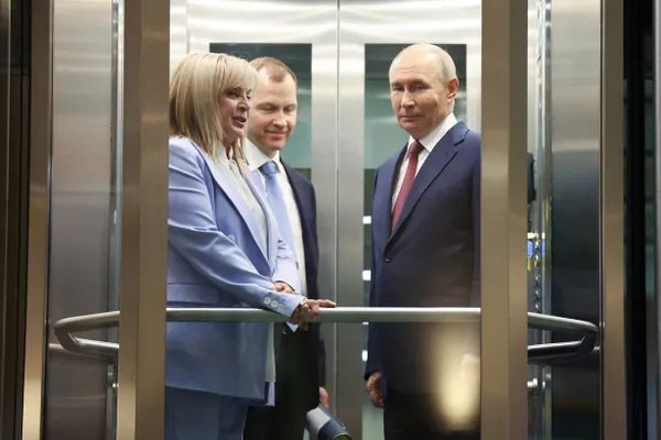Пресс‑секретарь президента Дмитрий Песков заявил, что выборы в Госдуму, запланированные на сентябрь 2026 года, готовятся и их перенос не рассматривается; источники при этом сообщают о внутренних обсуждениях в администрации.