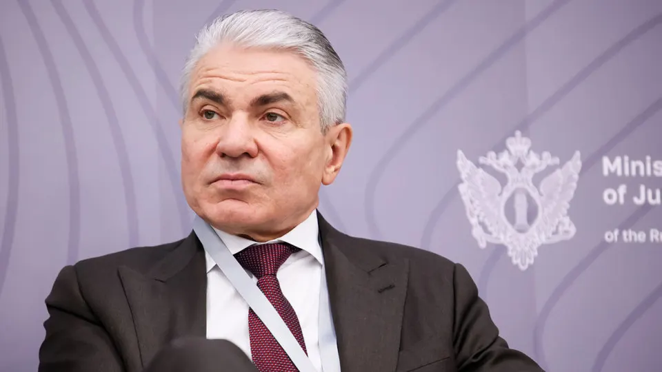 Заместитель министра юстиции предложил заставить разработчиков нейросетей внедрить «фильтры национальной безопасности», возложить на владельцев моделей ответственность и ввести штрафы и другие меры воздействия.