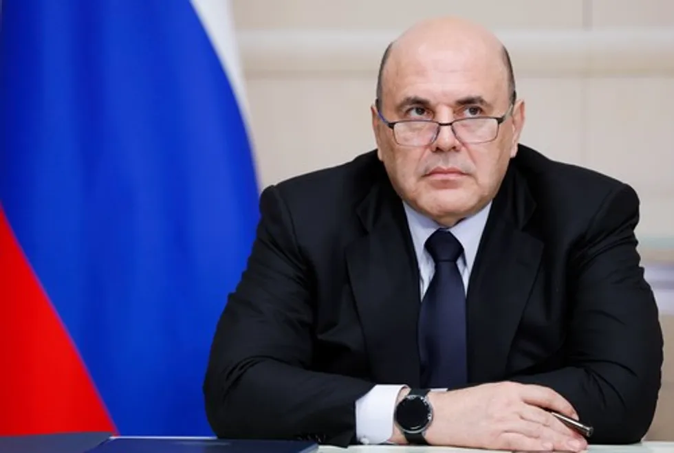 По данным расследования, в 2022 году близкая родственница премьера разместила в Газпромбанке 12 миллиардов рублей; при официальной зарплате такие накопления объяснить сложно.
