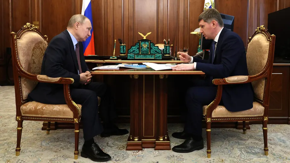 Президент потребовал от чиновников рост инвестиций как индикатор эффективности, но министры и аналитики отмечают упавший инвестиционный аппетит бизнеса, высокие ставки, бюджетную экономию и другие факторы, сдерживающие вложения.