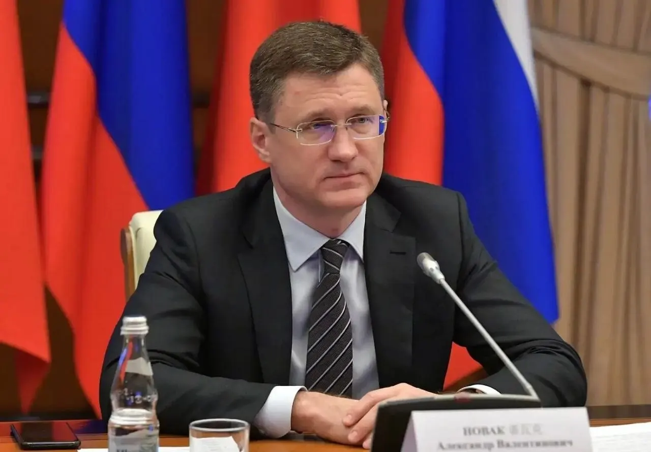 Вице‑премьер заявил, что в стране есть достаточные объёмы топлива; ажиотаж поднял спрос на 20–30%, власти корректируют логистику с учётом потребностей регионов.