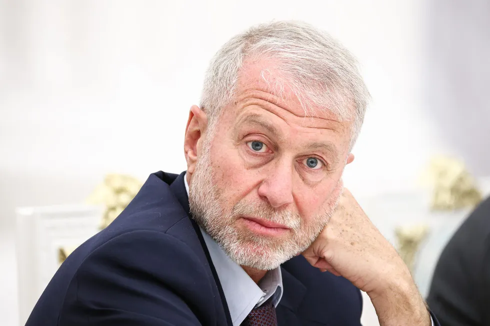 По словам осведомителей, бизнесмен Роман Абрамович в мае посетил Киев, встретился с Владимиром Зеленским и должен был передать российскому лидеру предложение о личной встрече. Кремль и окружение предпринимателя комментариев не дали.