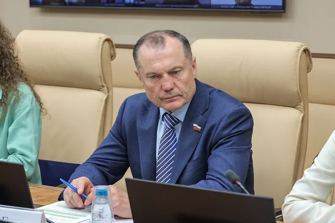 Сенатор предложил закрепить законодательно формат, при котором студенты вузов и колледжей будут обязаны проходить на базовых предприятиях до половины учебного времени; в инициативе не прописаны вопросы оплаты и защиты прав учащихся.