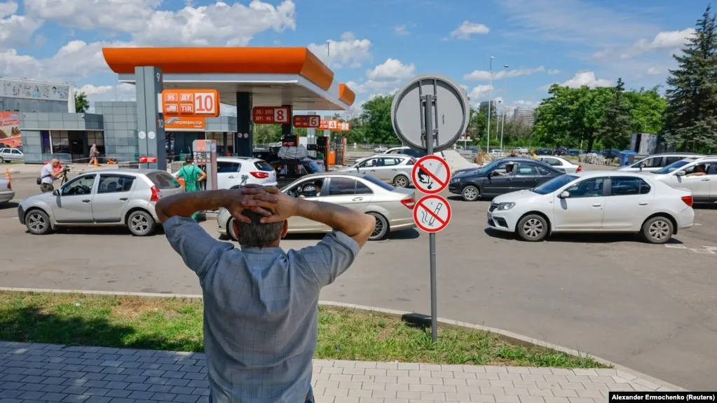В Брянской, Курганской и Курской областях ограничили отпуск топлива и запретили заправку в канистры; в Москве бензовозы могут круглосуточно въезжать без оформления грузового пропуска. Меры связаны с перебоями на НПЗ после ударов по нефтяной инфраструктуре.