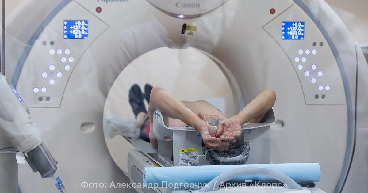 Минздрав разрешил записываться на магнитно‑резонансную томографию без назначения лечащего врача — новшество действует до 1 сентября 2032 года. МРТ — неинвазивный метод без ионизирующего излучения.
