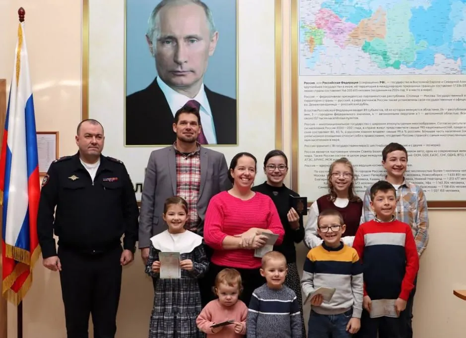 В 2025 году 1112 иностранцев оформили специальные визы для переезда в Россию как лица, разделяющие «традиционные российские духовно‑нравственные ценности». Программа запущена в августе 2024 года и позволяет в упрощённом порядке получить РВП.