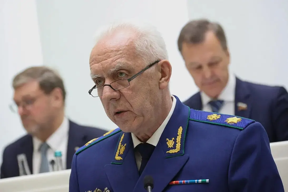 Совет Евросоюза включил в санкционный список 15 человек и одну организацию — среди них генпрокурор Александр Гуцан, руководитель ГУ МВД по Санкт‑Петербургу Роман Плугин и холдинг NtechLab; санкции предполагают заморозку активов и финансовые ограничения.