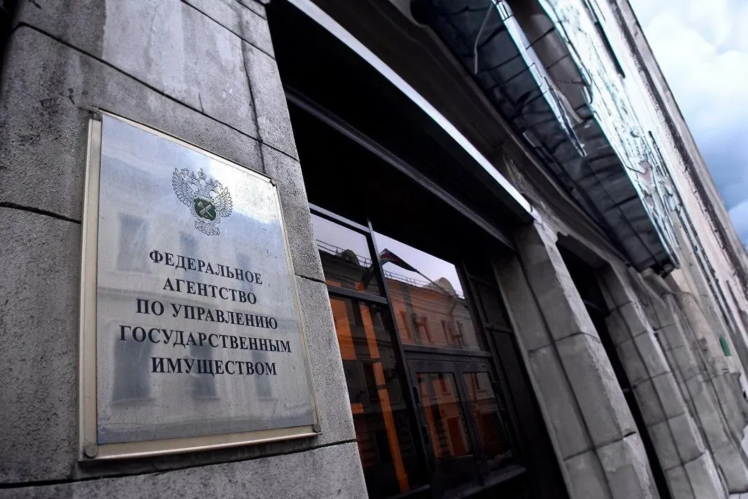 Депутаты отменили привязку продажи к двукратной рыночной оценке и сняли обязательную шестимесячную паузу между несостоявшимися аукционами — теперь государство сможет продавать любые такие квартиры.