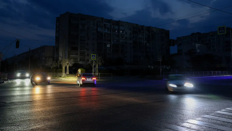 В нескольких регионах, включая Крым, из‑за дефицита бензина сокращают число автобусных маршрутов и повышают стоимость проезда; в стране фиксируют значительное падение переработки нефти и уменьшение производства бензина.