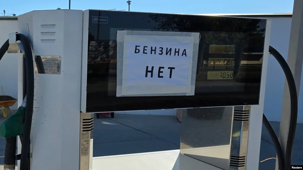 По данным Росстата, за период с 23 по 29 июня бензин в Севастополе прибавил в цене 30% — на фоне падения производства на НПЗ, логистических сложностей и локальных ограничений на продажу топлива.