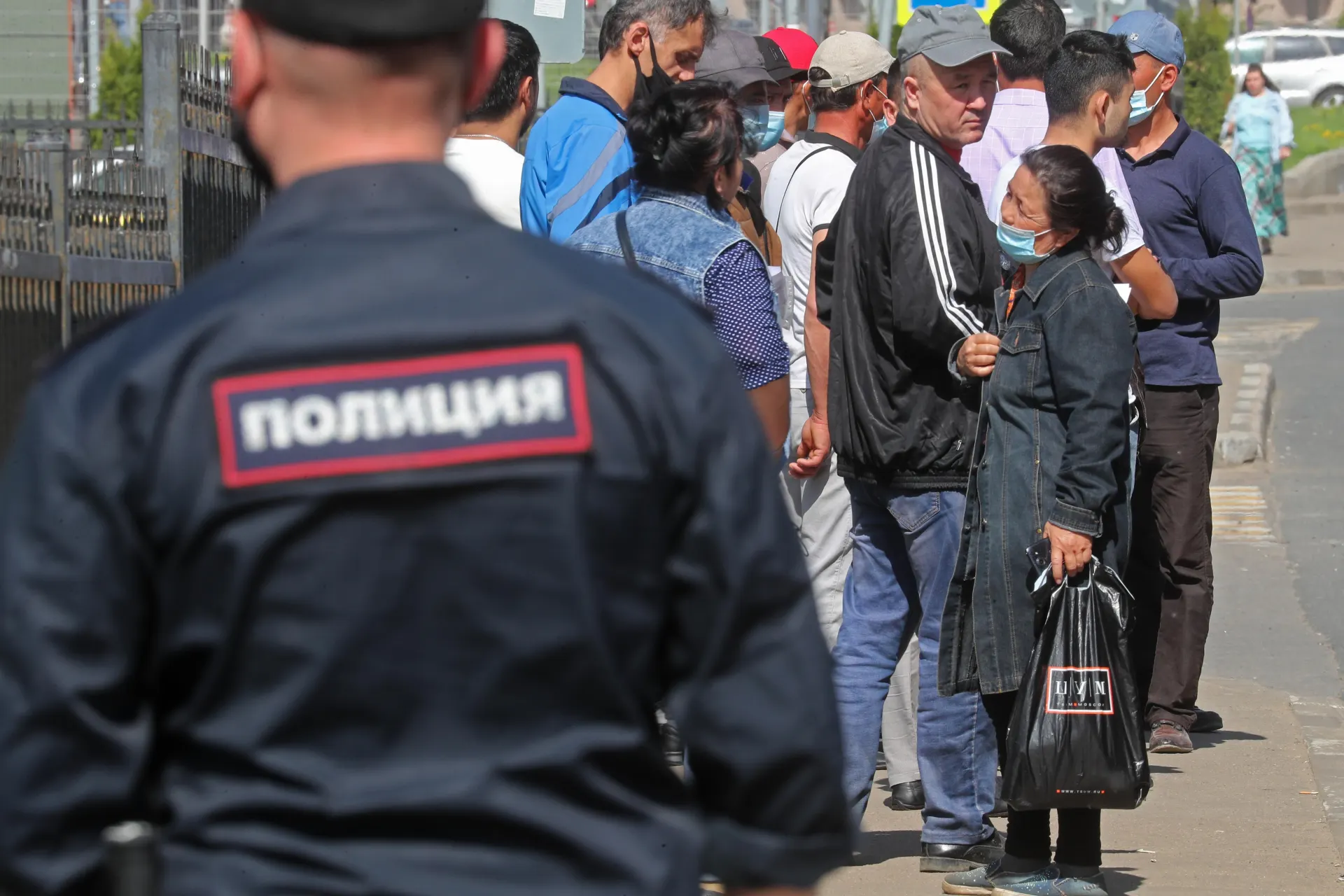 Правительство одобрило поправки, расширяющие перечень нарушений, при которых иностранцев будут выдворять без альтернативы, в том числе за неповиновение пограничнику.