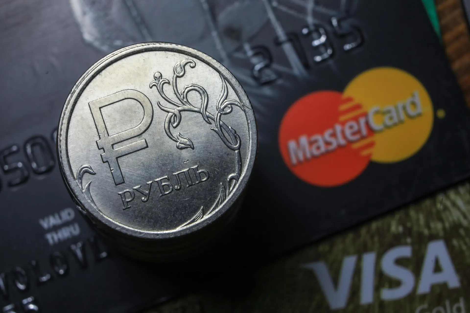 Пользователи сообщают о перебоях при оплате банковскими картами Visa и Mastercard, а также через систему быстрых платежей (СБП).