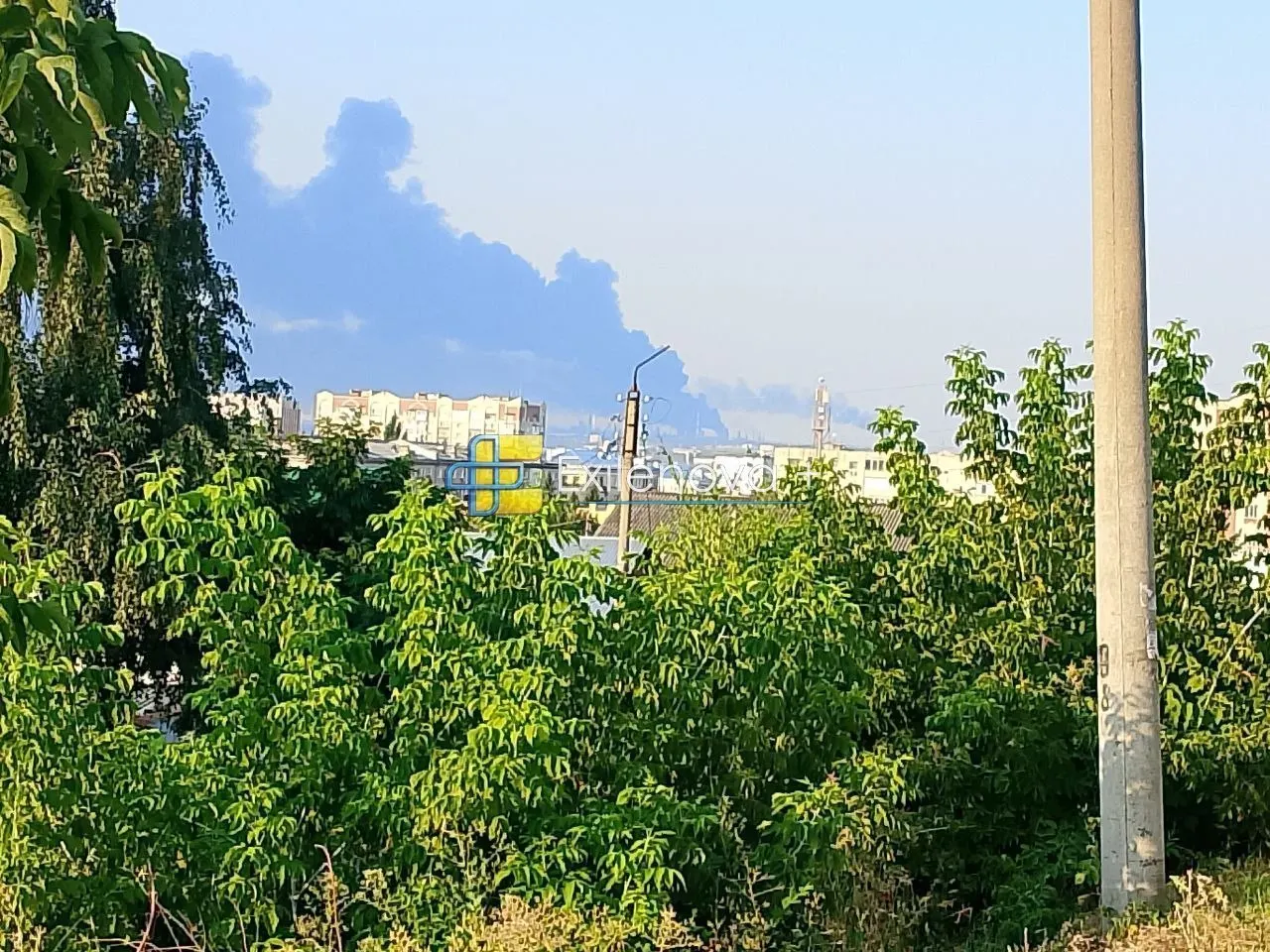 После атак беспилотников по Краснодарскому краю и близлежащим районам зафиксированы пожары на инфраструктуре и повреждения; власти координируют экстренные службы и меры безопасности.