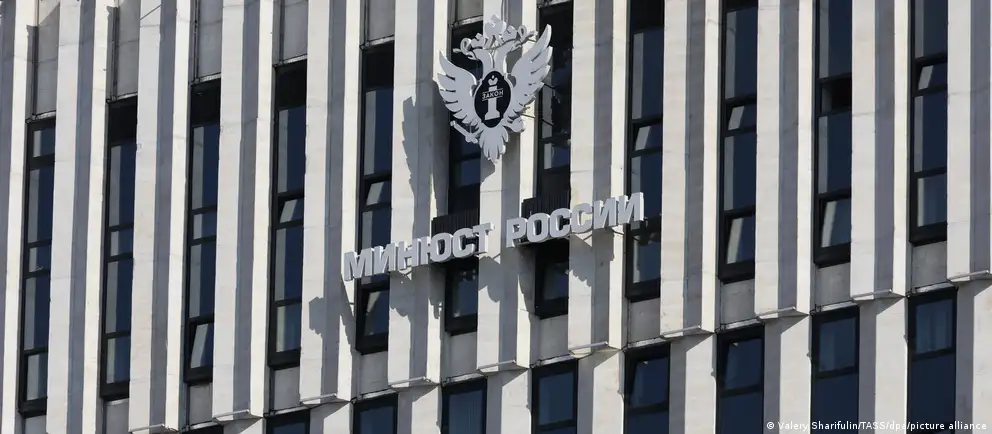 Расширение затронуло иностранные структуры и антивоенные проекты; власти предупреждают о штрафах и уголовной ответственности за участие.