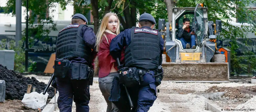 В Москве возле Верховного суда проходят задержания во время слушания апелляции партии «Яблоко» на недопуск к выборам; десятки задержанных, у большинства изъяли телефоны.