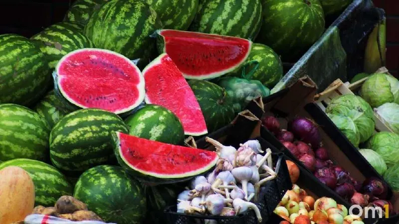 Разрезанные арбузы и дыни представляют риск для здоровья — узнайте, как безопасно покупать бахчевые и что делать, чтобы не допустить отравления.