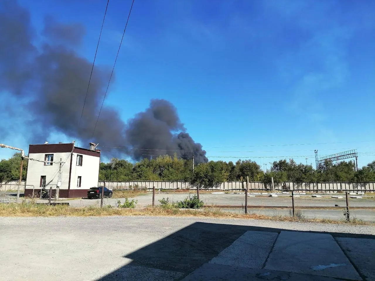 Граждане просят оставаться дома и укрываться; возможны перебои в мобильной связи. Губернатор пока не дал комментариев по ситуации.