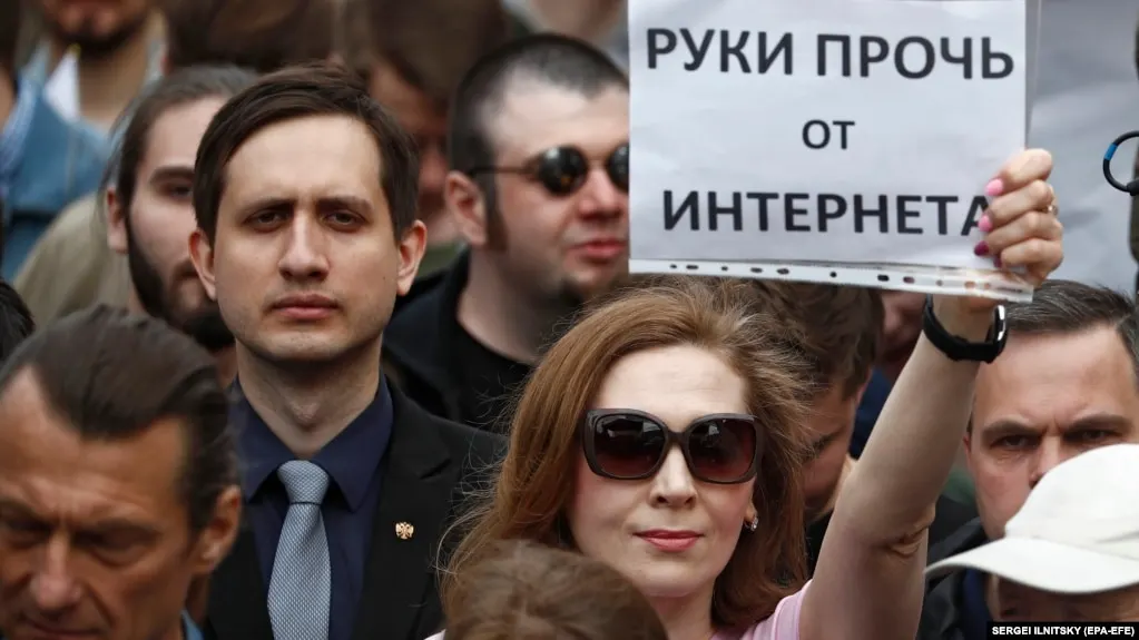 Роскомнадзор ограничил доступ к IP-адресам более двадцати VPN-сервисов и хостингов. Пользователи фиксируют технические сбои и попытки обхода ограничений.