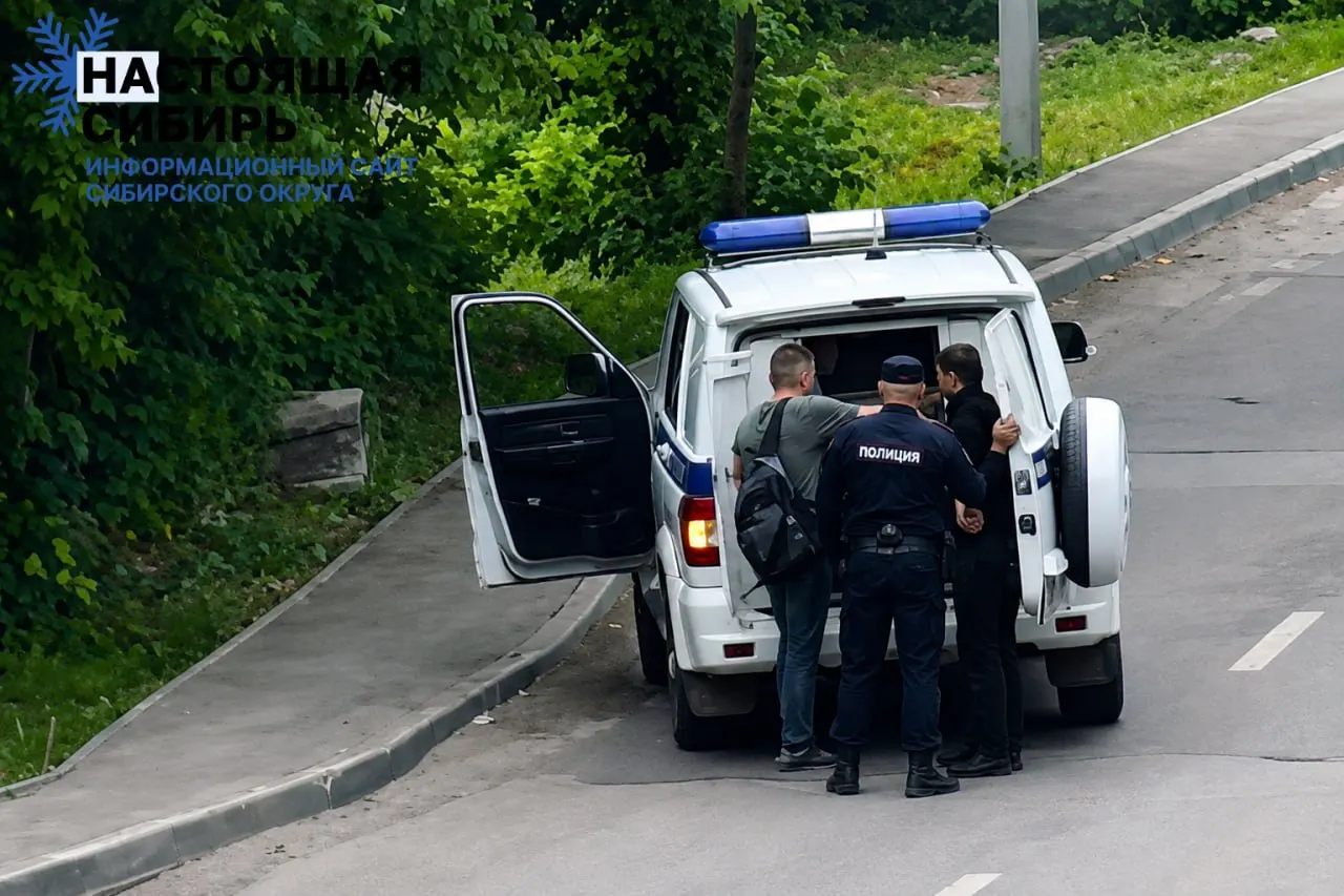 За первые шесть месяцев 2026 года число контрактников сократилось, аналитики оценивают совокупные потери армии в 1,4 млн человек; госструктуры и компании разместили тысячи вакансий по воинскому учёту, в регионах сообщают о принудительных методах.