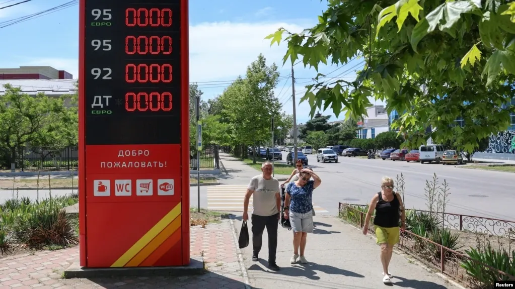 Из-за перебоев в поставках топлива в регионе выросла острая нехватка бензина: в Геленджике и близлежащих населённых пунктах очереди к АЗС достигают сотен машин, а на отдельных заправках продают лишь дизель.