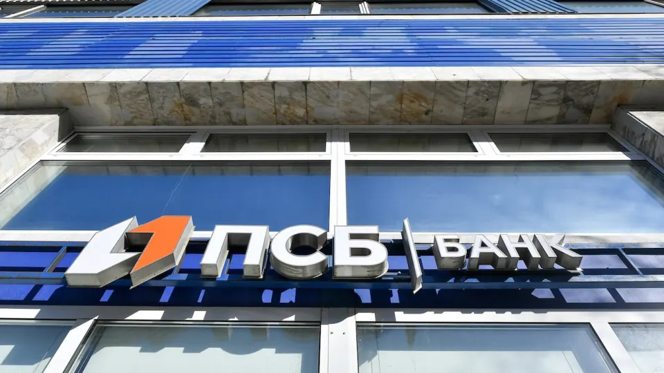 Банк из числа лидеров по активам зафиксировал убыток в 50 млрд рублей, государство увеличило капитал, а рост резервов под потери свидетельствует о сохраняющихся рисках банковской системы.