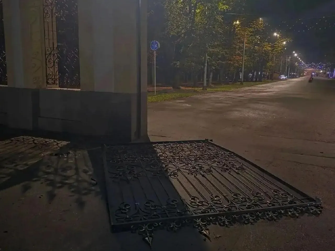 В Рязани зафиксирован инцидент в лесопарке: злоумышленник повредил входную группу и другие элементы площадки; администрация города пообещала разбор ситуации.
