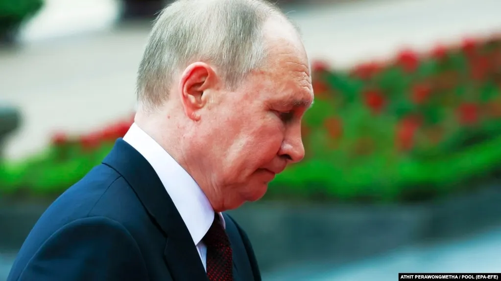 Еженедельный опрос ВЦИОМ показал, что одобрение деятельности Владимира Путина снижается седьмую неделю подряд и достигло 65,5%, а уровень доверия, по данным ВЦИОМ и ФОМ, держится у минимальных значений за последние четыре года.