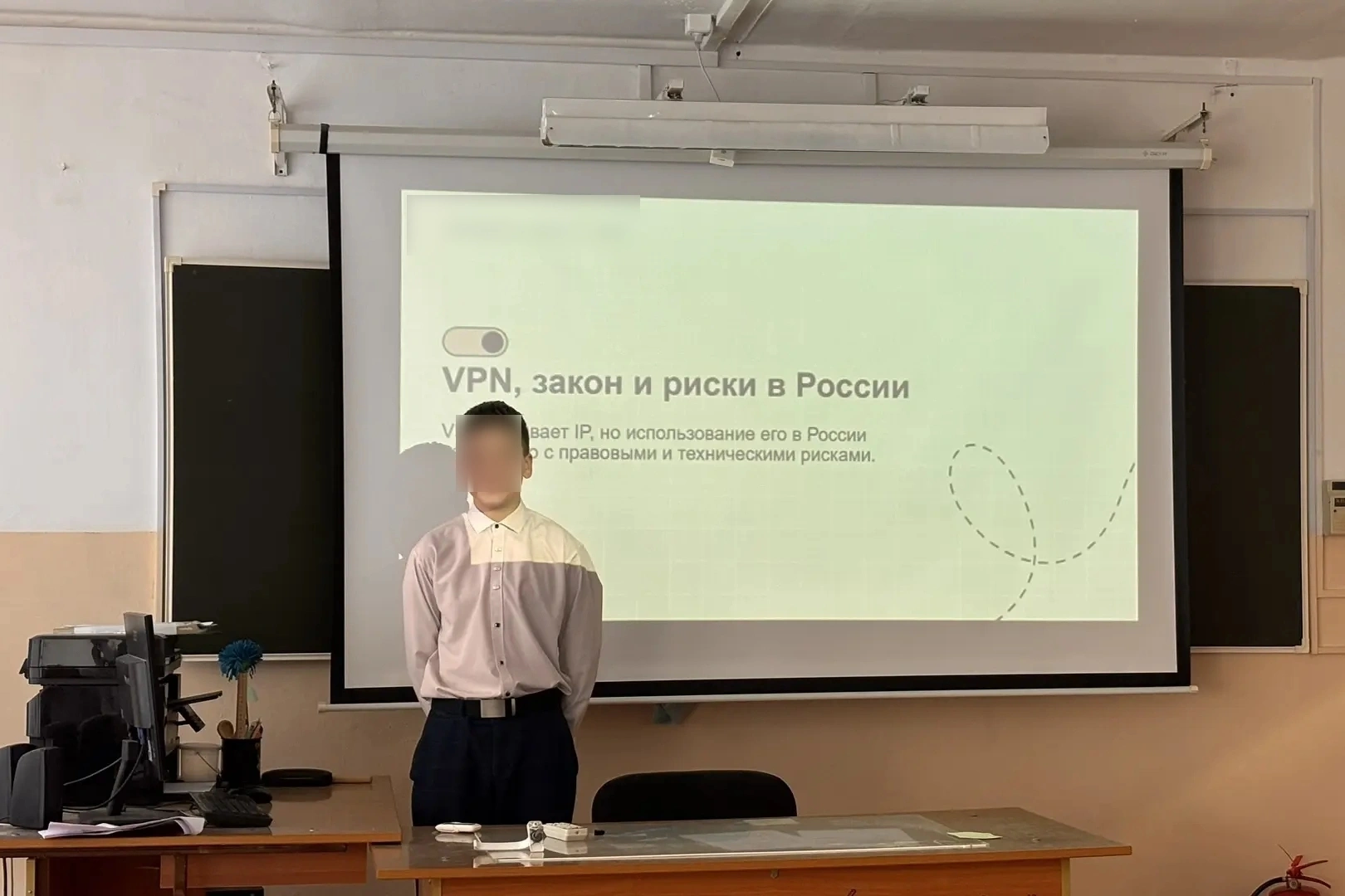 В школах разных регионов России начали систематически проводить уроки и беседы о рисках использования VPN, утечке персональных данных и правовых последствиях онлайн‑активности.