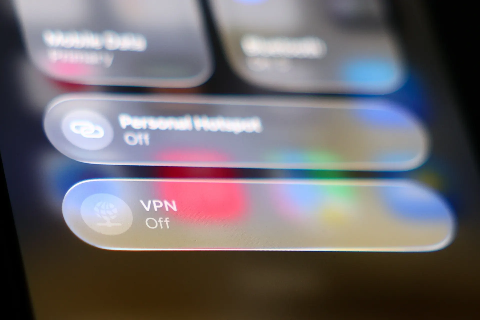 После требований ограничивать доступ через VPN некоторые площадки начали снова пропускать пользователей с включённым VPN, однако другие остаются доступны только при его отключении — ситуация варьируется в зависимости от сервиса и используемого VPN.