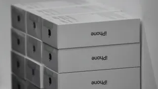 У российских продавцов накопились избыточные запасы дорогих смартфонов Apple и Samsung. Из‑за падения спроса ритейлеры резко снижают цены и распродают устройства с крупными скидками, чтобы освободить склады и вернуть вложенные средства.