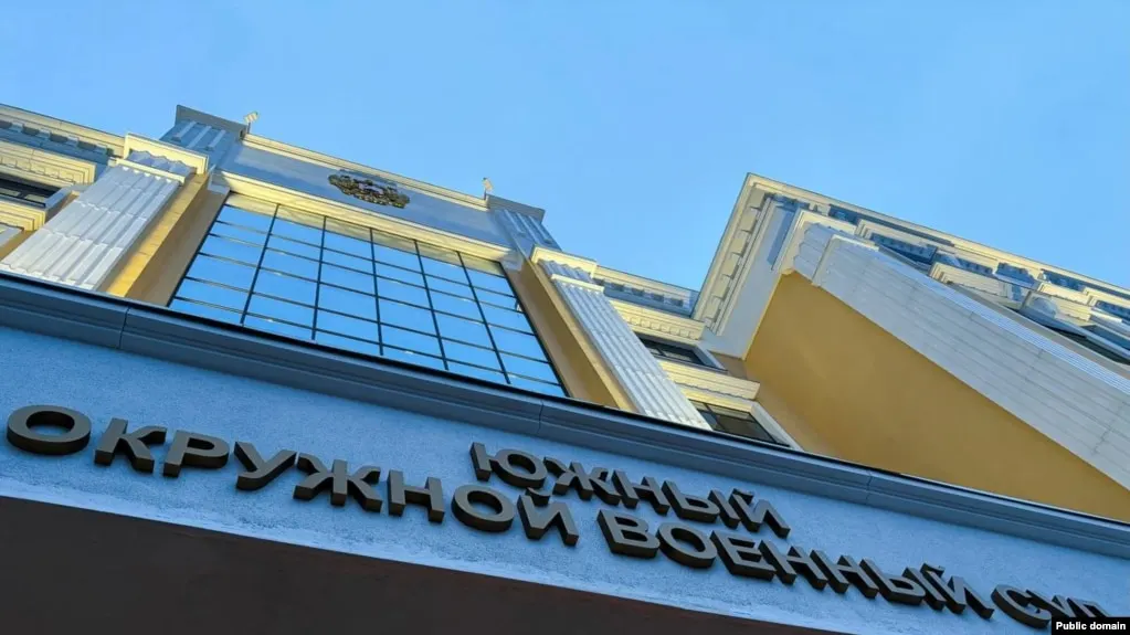 Южный окружной военный суд приговорил трёх молодых людей к срокам от восьми до десяти лет колонии строгого режима по делу о подготовке поджога военкомата в Ростове-на-Дону. Приговор вынесен на фоне ужесточения законодательства о «диверсионной» и «террористической» деятельности в России.