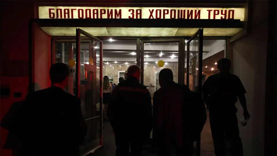 По данным Роструда, к увольнению рекомендованы свыше 105 тысяч сотрудников бюджетного сектора по всей стране. Основные сокращения ожидаются в Москве и ряде регионов, власти объясняют их дефицитом бюджетов, цифровизацией и курсом на повышение производительности труда.