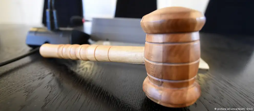 Советский районный суд Воронежа назначил год исправительных работ по статье о демонстрации запрещённой символики; дело опиралось на рапорт сотрудника регионального Центра по противодействию экстремизму. Ранее Верховный суд признал «Международное движение сатанизма» экстремистским.