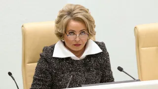 Спикер Совфеда Валентина Матвиенко назвала «обезлюживание территорий» стратегической угрозой и предложила рецепт спасения демографии: россиянам, по ее мнению, нужно переселяться из крупных городов в просторные дома по всей стране, заводить большие семьи и массово сажать цветы во дворах, тогда как статистика фиксирует рекордное падение рождаемости и естественную убыль населения.
