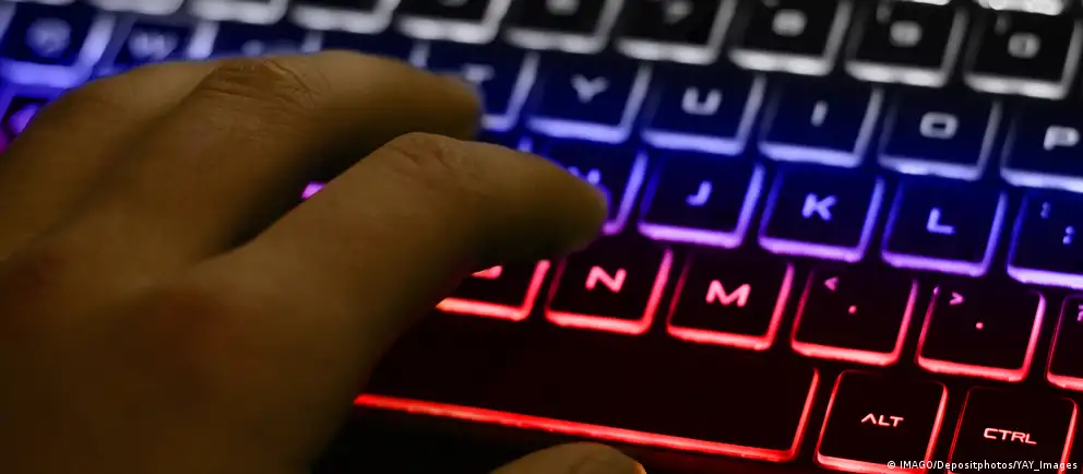 Минцифры разрабатывает механизм взимания платы за международный интернет‑трафик; использование VPN для доступа к заблокированным ресурсам предлагается считать зарубежным трафиком. Плату планируется ввести прежде всего для мобильных сетей, операторы могут ответить фильтрацией или увеличением стоимости доступа.