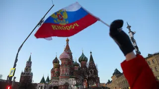 Объем просроченных долгов российских компаний перед поставщиками и контрагентами в начале 2026 года вырос до рекордных 8,2 трлн рублей, что примерно соответствует 3,8% ВВП. Эксперты связывают всплеск неплатежей с повышением налогов и сокращением бюджетных расходов, а малый бизнес фактически кредитует крупные госкомпании.