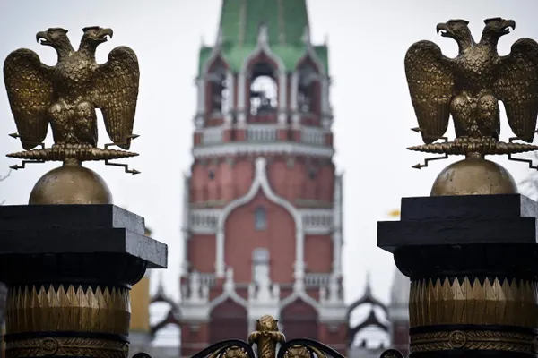 В ряде релизов в российских онлайн‑кинотеатрах появились уведомления о том, что в фильмах вырезаны или скрыты фрагменты в соответствии с требованиями законодательства; платформы объясняют, что маркировкой занимаются правообладатели.