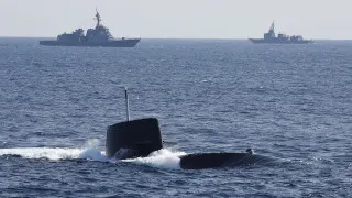 Японское правительство радикально пересмотрело послевоенную доктрину и разрешило экспорт летальных видов вооружений, открывая путь к крупным контрактам с партнерами в Азии, Европе и других регионах при формальном сохранении ограничений на поставки в зоны боевых действий.