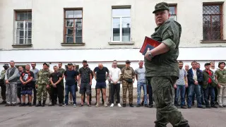 Минобороны подготовило поправки, позволяющие проверять военнослужащих на употребление алкоголя прямо в частях с помощью экспресс-тестов, без обязательной доставки в медучреждения. Инициатива связана с трудностями медосвидетельствования в условиях боевых действий и сообщениями о наборе в армию людей с алкогольной зависимостью.