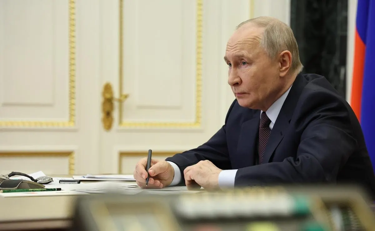 Президент заявил, что при угрозе терактов приоритет отдается безопасности граждан, а не бесперебойному доступу к интернету. Он признал необходимость информировать людей постфактум, но призвал силовиков заранее координировать свои действия с гражданскими властями.