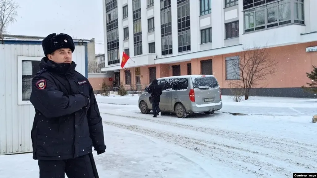 29 апреля в Свердловской области задержаны пять активистов партии «Яблоко», в том числе руководитель регионального отделения. Всех отпустили тем же вечером, у них изъяли технику для экспертизы; партия связывает задержания с попытками помешать участию в выборах.
